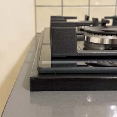 כיריים על משטח אבן במטבח