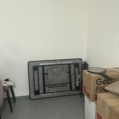 קופסאות וכלים בחדר, לא מציג עבודה בתחום