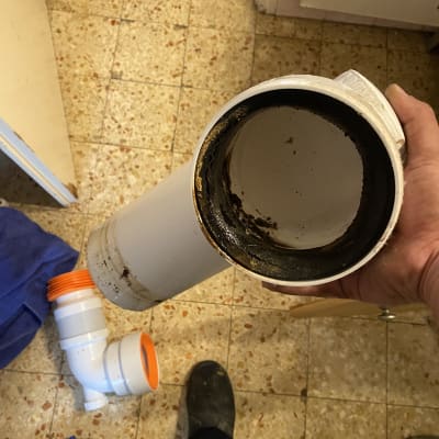 צינור ביוב מלוכלך מוחזק ביד, חלקים נוספים על הרצפה