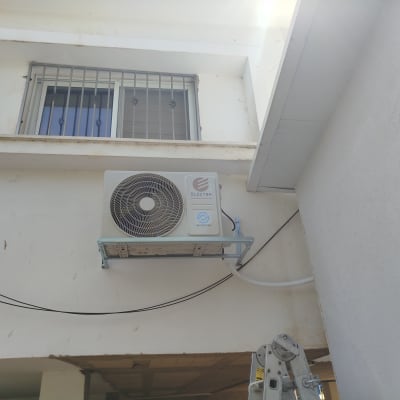 יחידת מיזוג אוויר מותקנת על קיר חיצוני