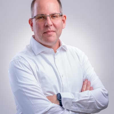 אדם בחולצה לבנה מצולם בסטודיו מקצועי