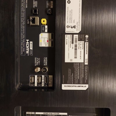 חיבורים אחוריים של טלוויזיה עם יציאות HDMI ו-USB