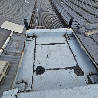 גג עם יריעות איטום וחומרי איטום שחורים