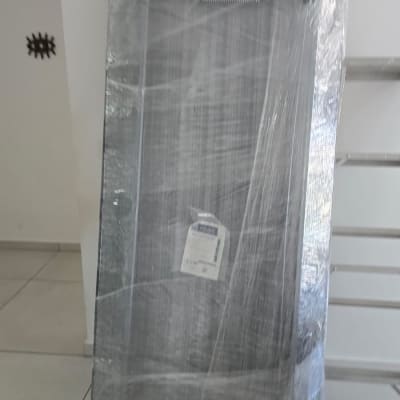 חפץ עטוף בניילון עומד על הרצפה ליד קיר