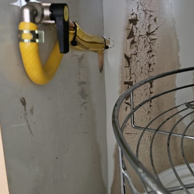 צינור גז צהוב עם שסתום בארון מטבח
