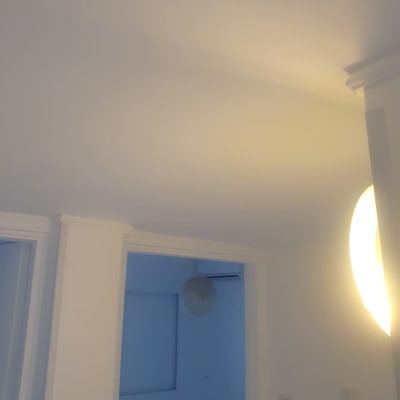 קירות ותקרה צבועים בלבן עם תאורה צמודה