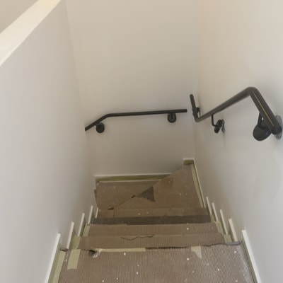 מדרגות מכוסות בנייר עם כתמי צבע לבן