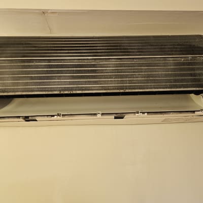 יחידת מיזוג אוויר פתוחה עם חלקים פנימיים חשופים