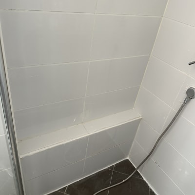 מקלחת עם אריחים ואביזרי איטום