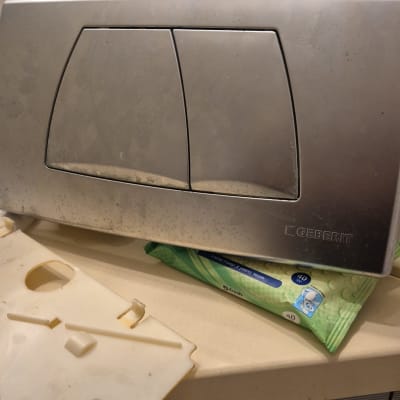 לחצן הדחה לשירותים עם חלקי פלסטיק