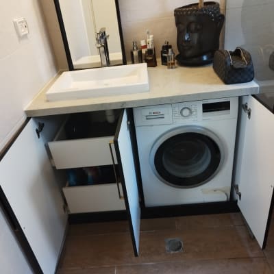 מכונת כביסה מתחת לשיש בחדר אמבטיה