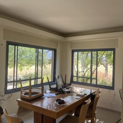 חלונות אלומיניום גדולים עם מסגרות אפורות