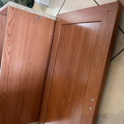 ארון עץ עם ברגים על הרצפה