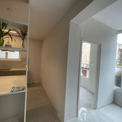 קיר גבס לבן במסדרון עם דלת פתוחה