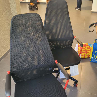 שני כיסאות משרדיים ליד שולחן עם כלי עבודה