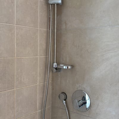 מקלחת עם ראש טוש וכפתור שליטה