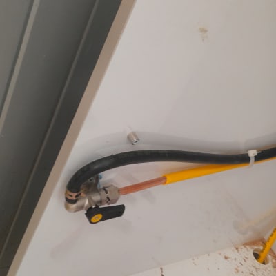 צינור גז שחור וצהוב עם שסתום מתכת