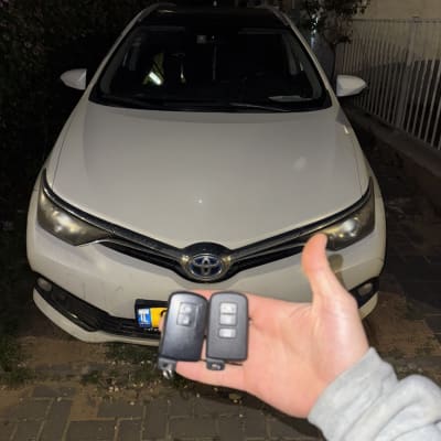 מפתחות רכב מול מכונית טויוטה לבנה