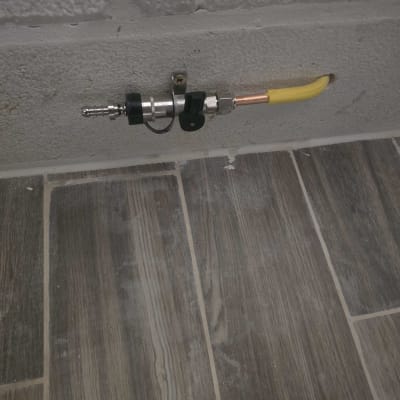 שסתום גז מותקן על קיר בטון