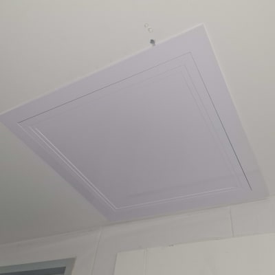 פתח מיזוג אוויר בתקרה לבנה