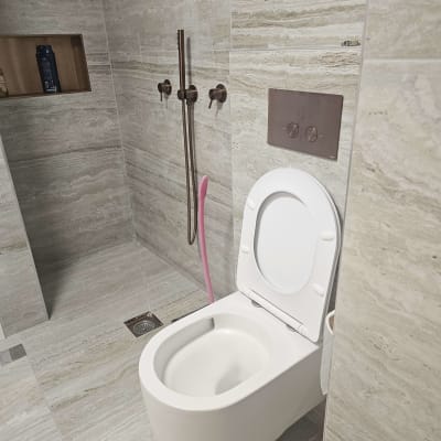 שירותים עם מקלחון, אריחים וכלים סניטריים