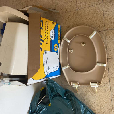 מיכל הדחה כפול ומושב אסלה על הרצפה