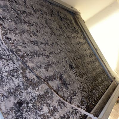 פילטר מזגן מלוכלך עם אבק ולכלוך