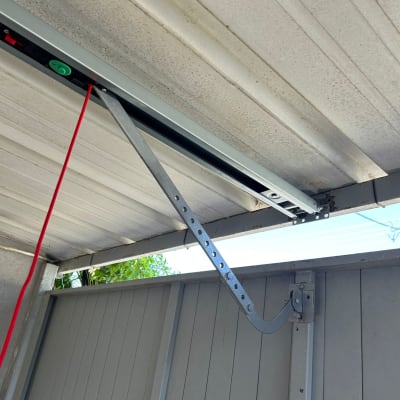 מנגנון שער חשמלי עם כבל אדום