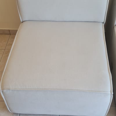 כורסה לבנה על רצפת אריחים