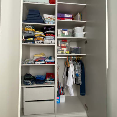 ארון בגדים מאורגן עם מדפים, קופסאות ותלייה