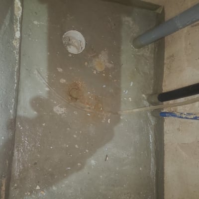 צינורות ומיכל במערכת סולארית