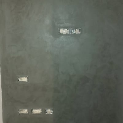 קיר צבוע בגוון כהה עם שקעים חשמליים