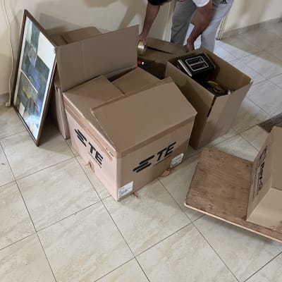 אריזת ארגזי קרטון וחפצים במהלך הובלת דירה