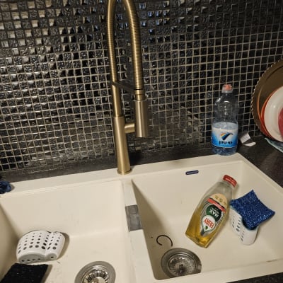 כיור כפול עם ברז גבוה, ספוגים ומסננים