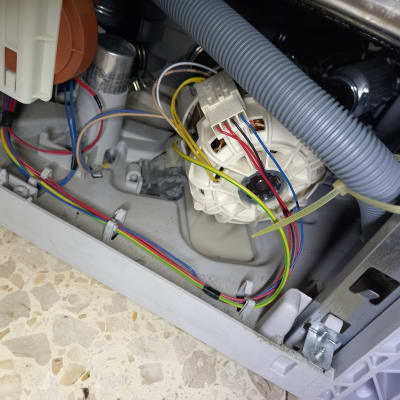 חוטי חשמל צבעוניים ומנוע בתוך מכשיר חשמלי