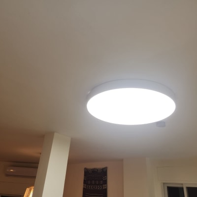 תאורה עגולה מותקנת בתקרה מוארת