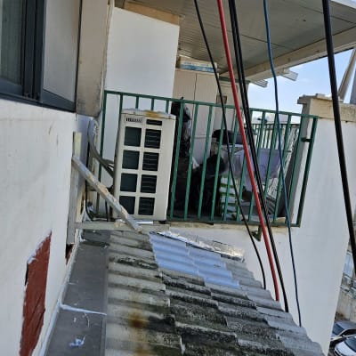 קיר עם תיקוני איטום בצבע אדום ולבן