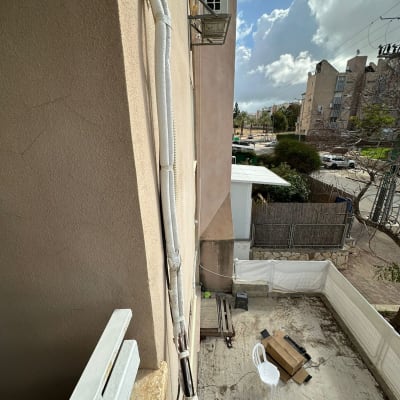 יחידת מיזוג אוויר חיצונית מותקנת על קיר בניין