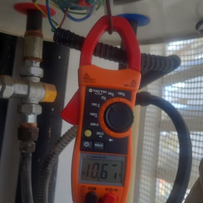 מד מתח מחובר לדוד שמש עם חוטים חשמליים