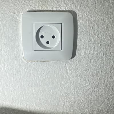 שקע חשמלי על קיר לבן