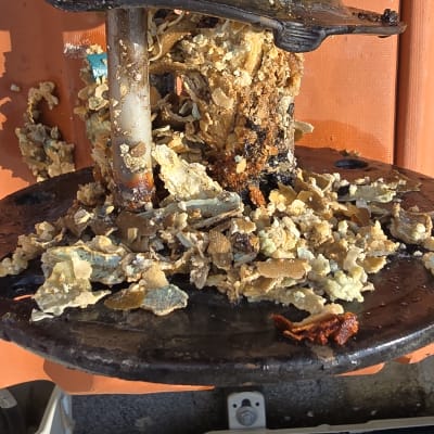 חלקי מתכת חלודים עם חומרים מתפוררים עליהם