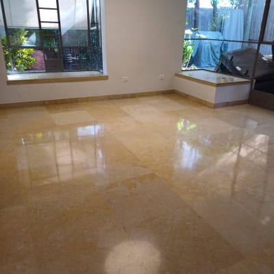 רצפה מבריקה בחדר עם חלונות גדולים