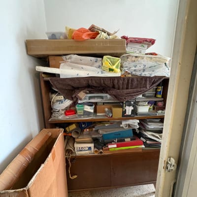 ארון עמוס חפצים, קופסאות קרטון, שקיות פלסטיק