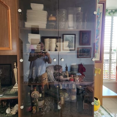 ארון זכוכית עם כוסות ובקבוקים