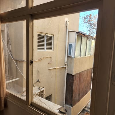 חלון זכוכית עם נוף לבניין סמוך