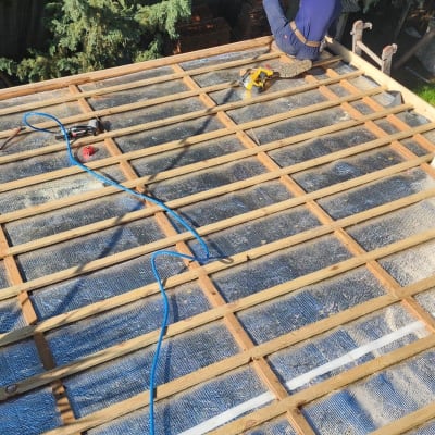 עבודת בניית גג עם קורות עץ ובידוד