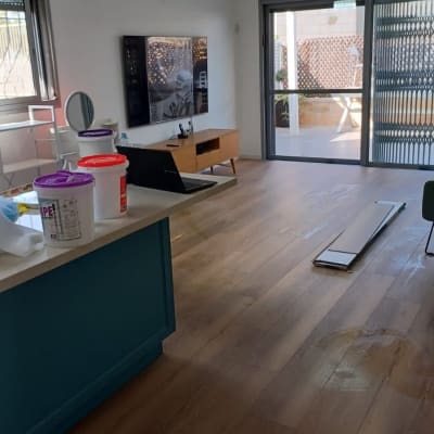 רצפת פרקט עם לוחות עץ וכלי עבודה