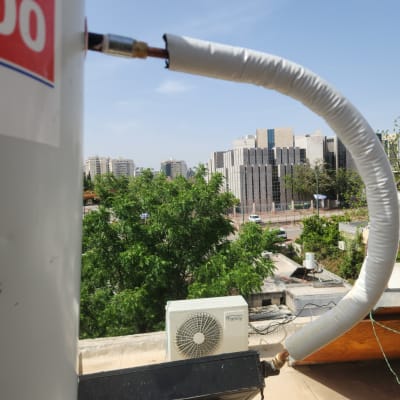 צינור מבודד מחובר למיכל על גג