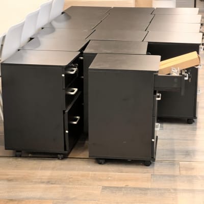 ארונות שחורים עם גלגלים ומגירות פתוחות