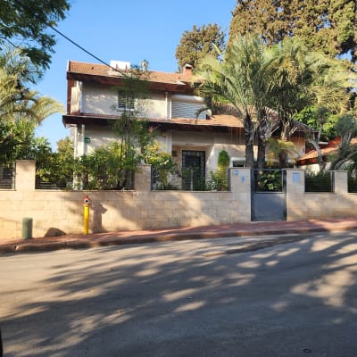 גג רעפים אדום עם קולטי שמש